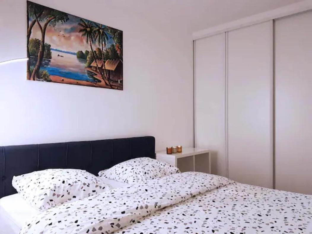 Pretty And Neat Bedroom In My Cosy Appartment. Puteaux Buitenkant foto